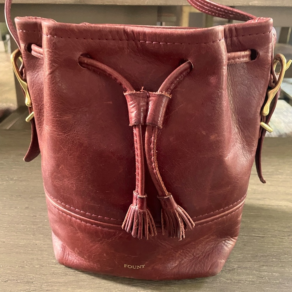 Fount Crossbody bucket bag